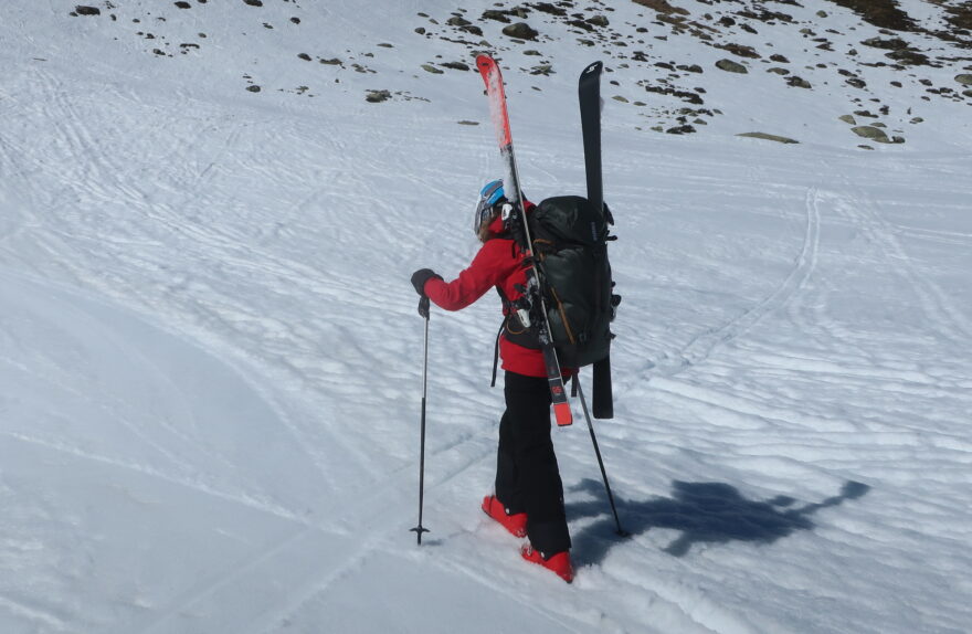 Lyže lze na batoh Thule Stir Alpine upevnit po stranách, což je pro pohyb nejpohodlnější