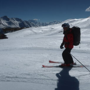 Sjíždíme z výletu do údolí. Všechno zabaleno v batohu Thule Stir Alpine.