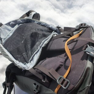 Víko batohu Thue Stir Alpine má zevnitř síťovanou kapsu