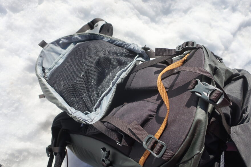 Víko batohu Thue Stir Alpine má zevnitř síťovanou kapsu