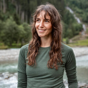 Funkční merino tričko ZAJO Senti Long Sleeve kombinuje jemnou merino vlnu s odolným syntetickým jádrem v technologii Nylon-core, díky čemuž tričko dýchá, reguluje teplotu a odolává zápachu i při vícedenních túrách.