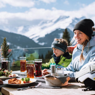 Více než 60 horských chat a restaurací nabízí řadu specialit lokální i mezinárodní kuchyně. Skicircus Saalbach Hinterglemm Leogang Fieberbrunn. Foto Mia Knoll