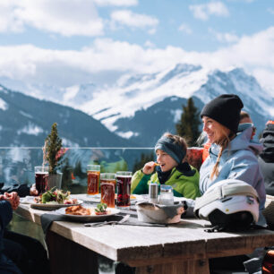 Více než 60 horských chat a restaurací nabízí řadu specialit lokální i mezinárodní kuchyně. Skicircus Saalbach Hinterglemm Leogang Fieberbrunn. Foto Mia Knoll
