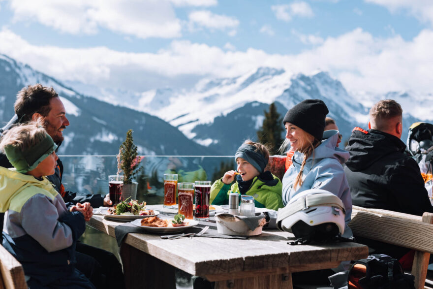 Více než 60 horských chat a restaurací nabízí řadu specialit lokální i mezinárodní kuchyně. Skicircus Saalbach Hinterglemm Leogang Fieberbrunn. Foto Mia Knoll