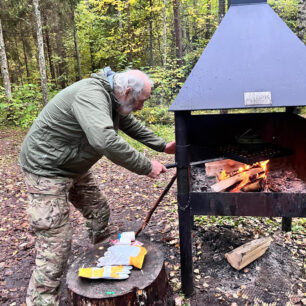 Délka bundy NORTHFINDER NORTHKITPRO 1 je dostatečná, dobře chrání záda i při předklonu