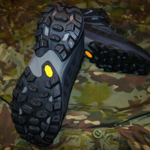 Díky 6 mm hlubokému dezénu jsou podrážky bot opatřené Vibramem velmi účinné i v těžkém terénu