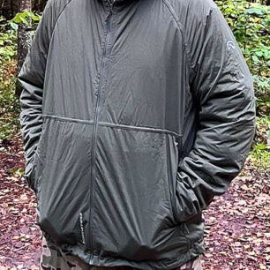 Díky sportovnímu a přitom nenápadnému střihu lze bundu bez problémů nosit i do zaměstnání