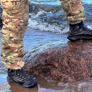 Díky voděodolnému svršku se dá s botami i brodit, klidně i slanou mořskou vodou