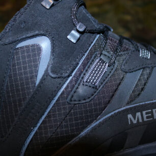 Horní dvě řady šněrování jsou tvořeny plochými háčky