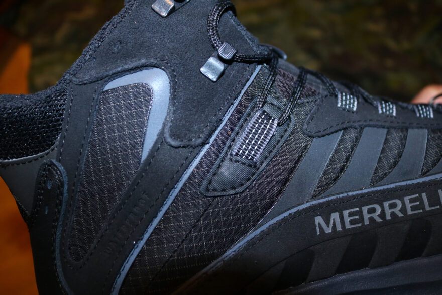 Horní dvě řady šněrování jsou tvořeny plochými háčky