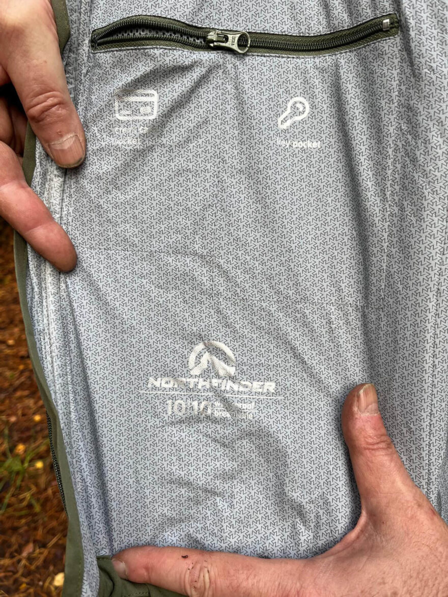 Jedna z dvojice vnitřních kapes bundy NORTHFINDER NORTHKITPRO 1