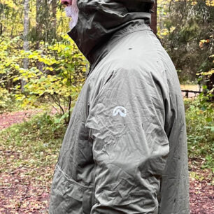 Pod kapuci se u bundy NORTHFINDER NORTHKITPRO 1 vejde nejen hlava génia, ale i spodní čepice