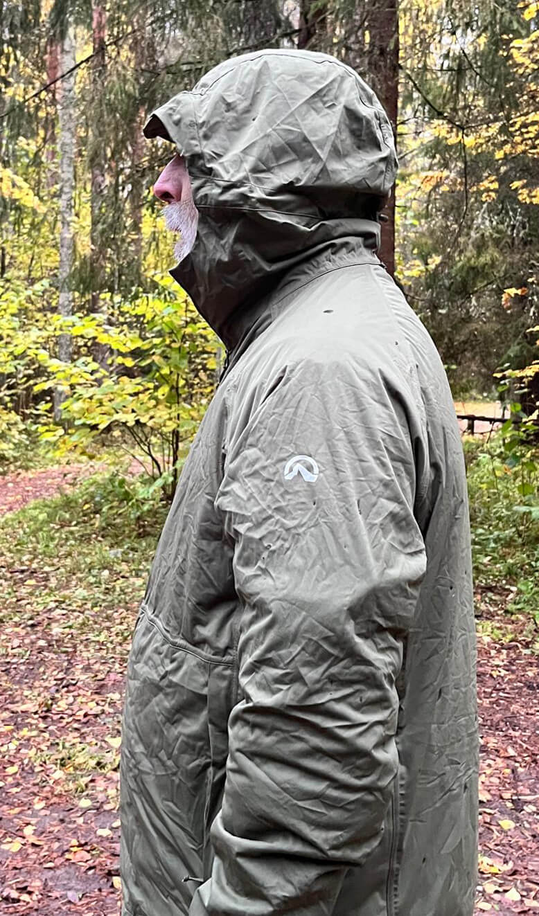 Pod kapuci se u bundy NORTHFINDER NORTHKITPRO 1 vejde nejen hlava génia, ale i spodní čepice