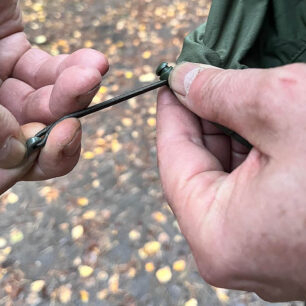 Spodní okraj bundy NORTHFINDER NORTHKITPRO 1 lze elasticky tímto stahovadlem přizpůsobit tělu