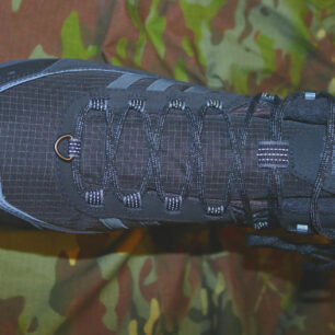 Ve spodní části šněrování se nachází praktické D očko pro návleky