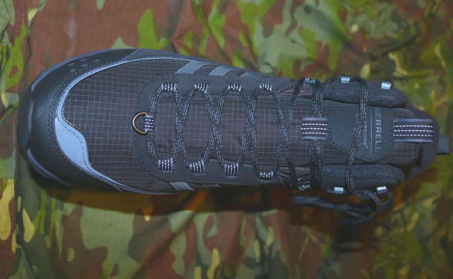 Ve spodní části šněrování se nachází praktické D očko pro návleky