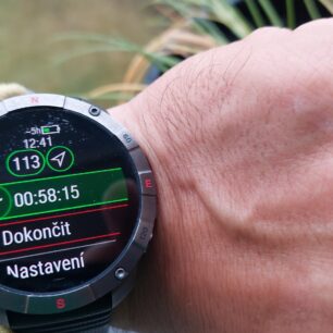 Dokončení, pokračování v aktivitě či další nastavení během aktivity - První infopanel při aktivitě BĚH - POLAR GRIT X2 PRO