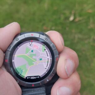 ZOOM se ovládá pomocí tlačítek a do stran dotykem - POLAR GRIT X2 PRO