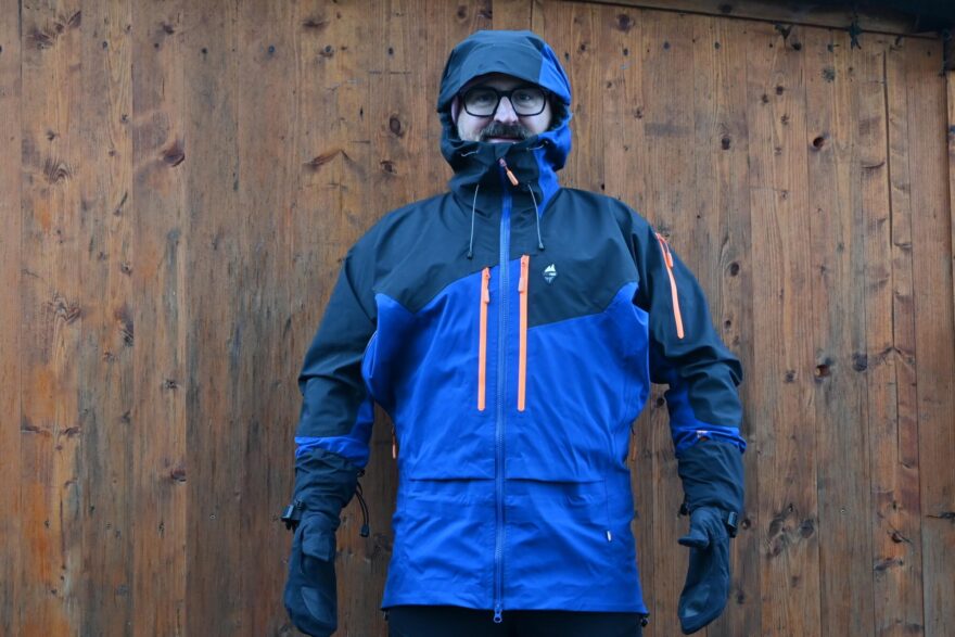 Čelní pohled na bundu HIGH POINT RADICAL 4.0 s nasazenou kapucí a schovaným krkem včetně brady