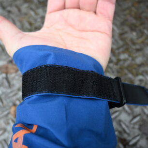 Detail kladkového stahování bundy HIGH POINT RADICAL 4.0, které funguje