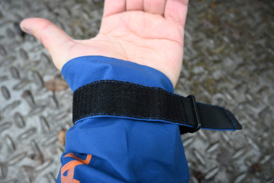 Detail kladkového stahování bundy HIGH POINT RADICAL 4.0, které funguje