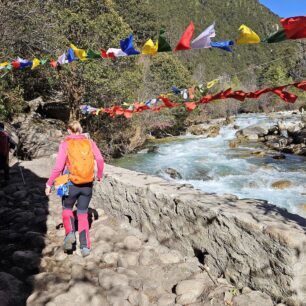 Bhútánským údolím podél řeky ve výšce asi 3 200 metrů - Northfinder XS Trek Evo MERU1