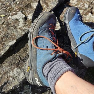 Boční pohled na MERU (vlevo) a MERU1, u druhé generace chybí gumový pás kolem celého obvodu boty a nápis Northfinder na patě