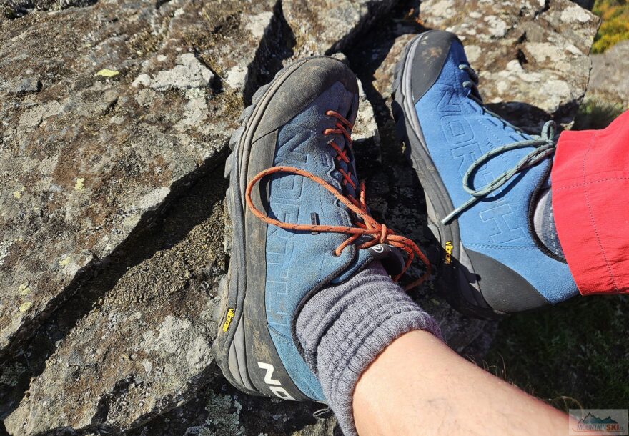 Boční pohled na MERU (vlevo) a MERU1, u druhé generace chybí gumový pás kolem celého obvodu boty a nápis Northfinder na patě