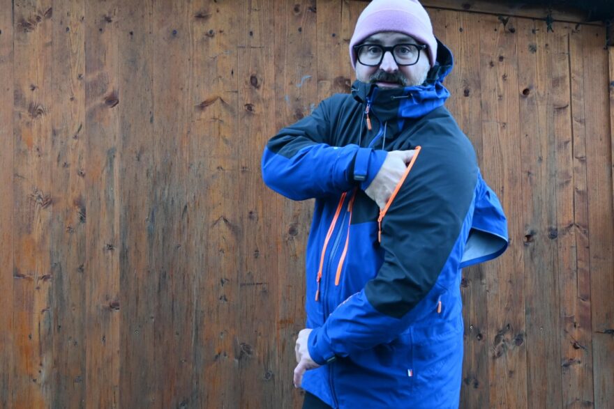 Extra kapsa na levé paži je ideální na skipas nebo drobnosti - HIGH POINT RADICAL 4.0