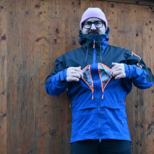 Napoleonské kapsy jsou dostupné křížem a končí v pase tak, že nezasahují do sedáku nebo bederáku od batohu