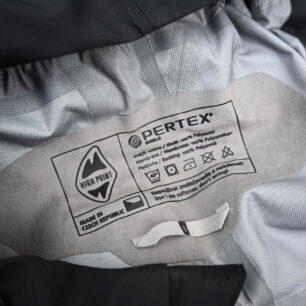 Semišový panel za krkem, poutko a důležité parametry a symboly k ošetřování - HIGH POINT RADICAL 4.0