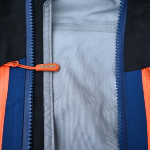 Tak tohle jsou garáže na zipy o kterých píšu v recenzi bundy HIGH POINT RADICAL 4.0