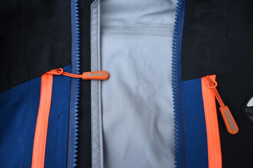 Tak tohle jsou garáže na zipy o kterých píšu v recenzi bundy HIGH POINT RADICAL 4.0