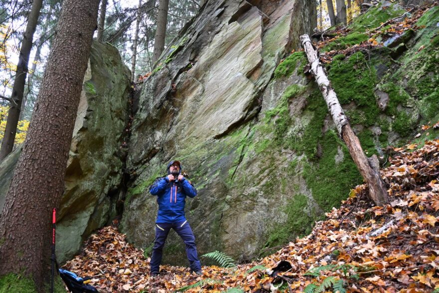 Zátěžový test chůze do kopce. Bunde větrá v rámci možností, ale vždy je lepší používat ventilační otvory nebo bundu rozepnout