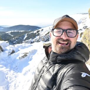 Během přestávky bylo skvělé přes sebe přetáhnout péřovou bundu COLUMBIA MEN'S ARCTIC CREST™ DOWN HOODED JACKET