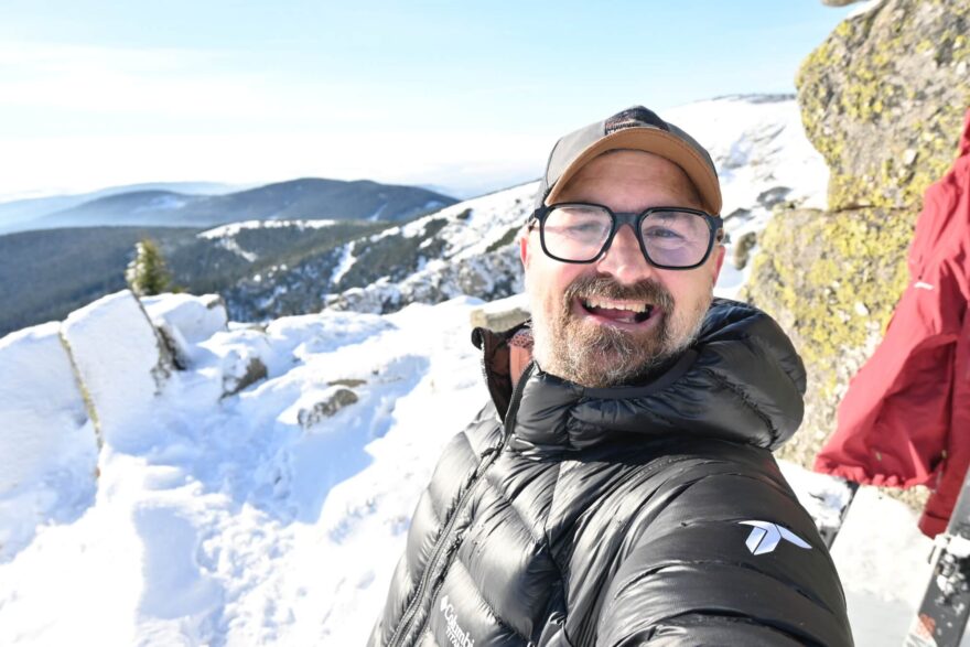 Během přestávky bylo skvělé přes sebe přetáhnout péřovou bundu COLUMBIA MEN'S ARCTIC CREST™ DOWN HOODED JACKET