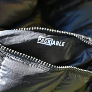 Bundu COLUMBIA MEN'S ARCTIC CREST™ DOWN HOODED JACKET lze zabalit do kapsy