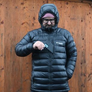 Do náprsní kapsy se s rezervou vejde i velký mobilní telefon - COLUMBIA MEN'S ARCTIC CREST™ DOWN HOODED JACKET