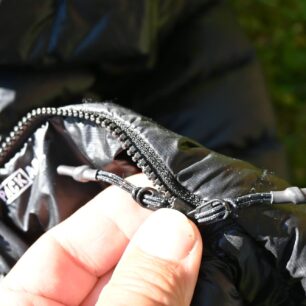 Kapsa pro sbalení bundy COLUMBIA MEN'S ARCTIC CREST™ DOWN HOODED JACKET je opatřena zipem s dvojitým jezdcem