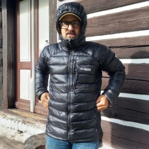 Kapsy na břiše jsou též zipové - COLUMBIA MEN'S ARCTIC CREST™ DOWN HOODED JACKET