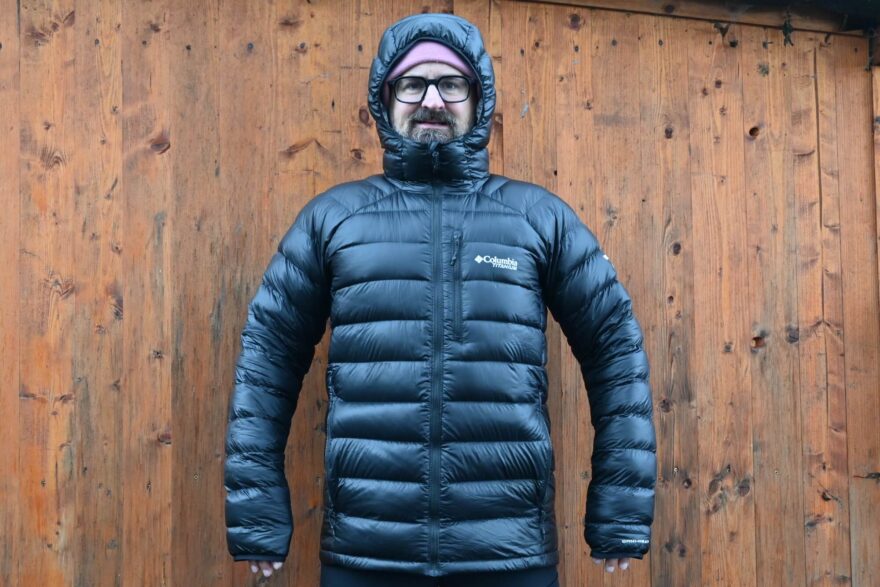 Komplexní zatepleni včetně dostatečně dlouhých rukávů - COLUMBIA MEN'S ARCTIC CREST™ DOWN HOODED JACKET