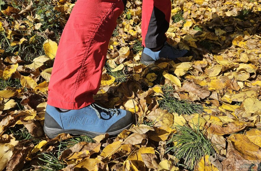 Na suchém i mokrém listí vibramová podrážka Northfinder XS Trek Evo MERU1 drží výborně