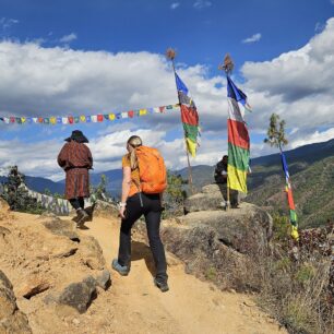 Nad hlavním městem Bhutanu Thimphu na hlinito-písčitém podkladu - Northfinder XS Trek Evo MERU1