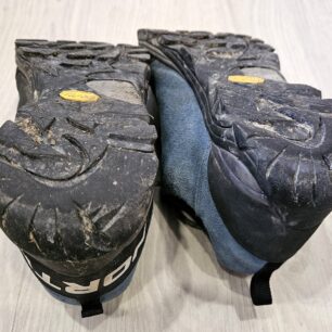 Porovnání pat podrážek – vlevo MERU po ročním intenzivním používání a vpravo MERU1 po více než 200 km