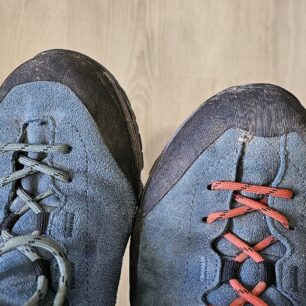 Rozdílné řešení špiček MERU1 vpravo a MERU vlevo