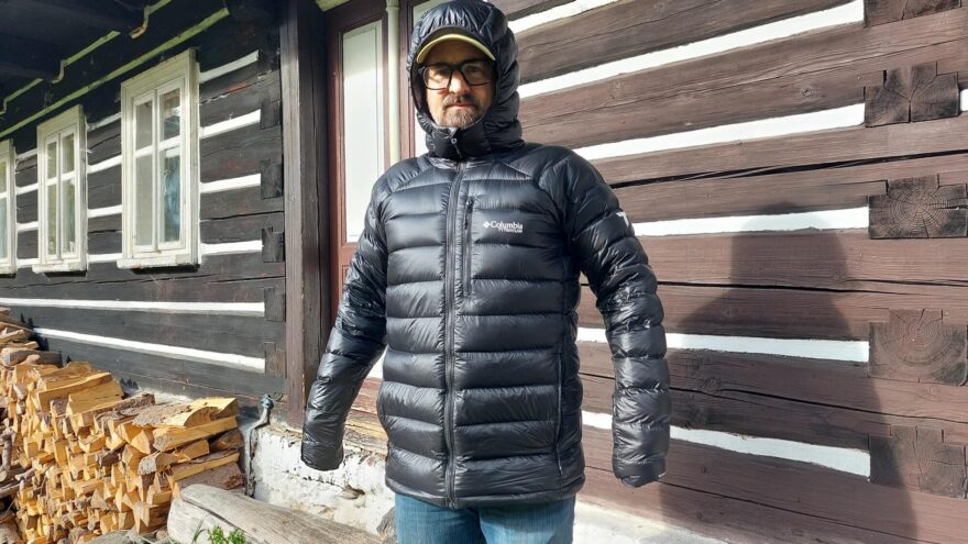 Rukávy se dají v případě chladu přetáhnout přes ruce - COLUMBIA MEN'S ARCTIC CREST™ DOWN HOODED JACKET