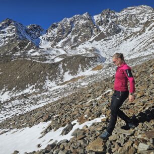 Sestup v MERU1 v oblasti pod Similaunhutte v Itálii na prvním sněhu