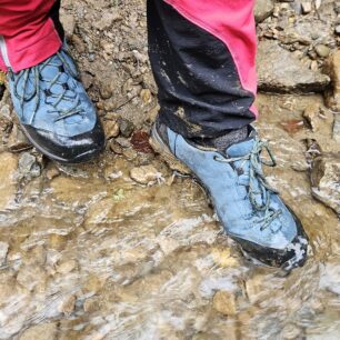 Testování voděodolnosti a bahnoodolnosti dopadlo výborně - Northfinder XS Trek Evo MERU1