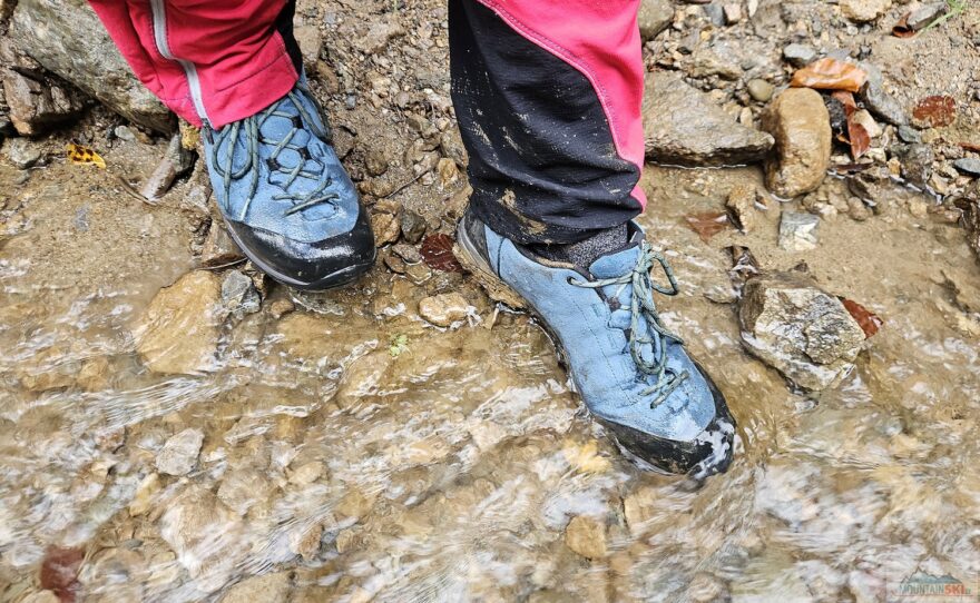 Testování voděodolnosti a bahnoodolnosti dopadlo výborně - Northfinder XS Trek Evo MERU1