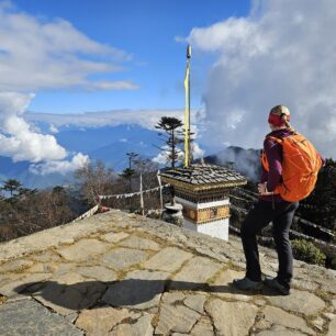 Výhled od kláštera Lungchuzekha Goemba směrem na sever k Číně - testování Northfinder XS Trek Evo MERU1